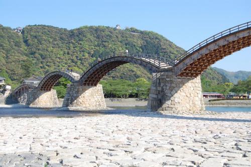 河原から錦帯橋を眺める　View of Kintaikyo Bridge from the riverbed