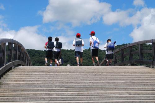 錦帯橋とランドセル　Schoolchildren  crossing the bridge