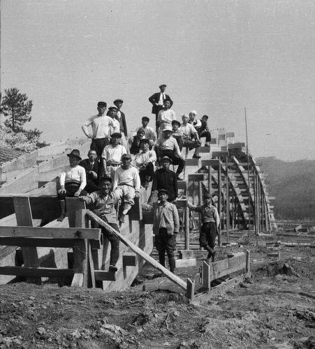 昭和の再建時の技術者たち（岩国徴古館蔵）The Showa Reconstruction engineers (photo from the Iwakuni Chokokan Museum collection)